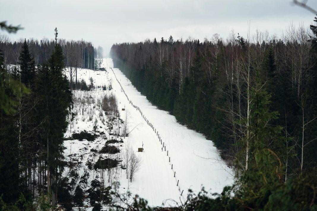 Через межу. Стена в Финляндии. Enter Finland.